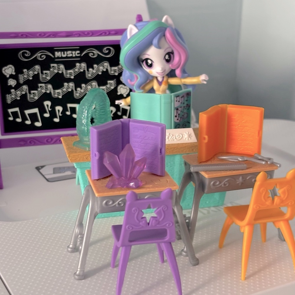 (3/40$) Equestria Girls Minis Classroom playset from My Little Pony